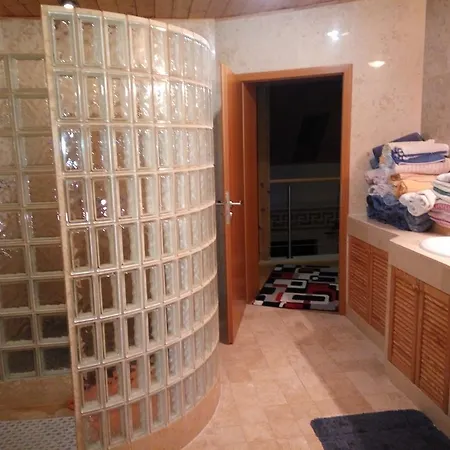 Viragvolgyi Piheno בית הארחה